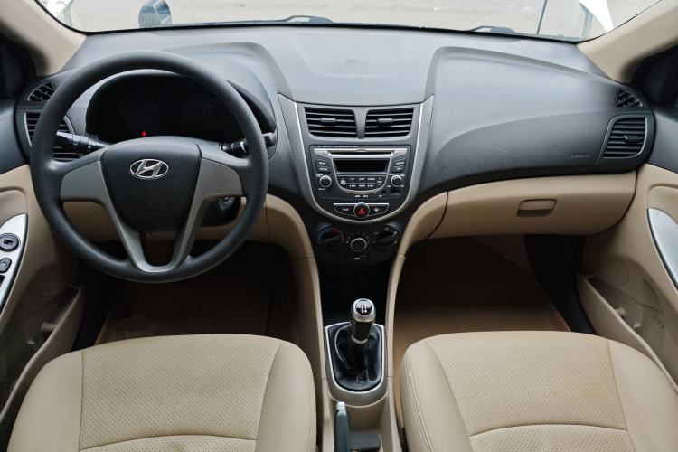 Used Hyundai Verna (older generation) 2014 1.4L Manual Smart GLS Trim Center Console