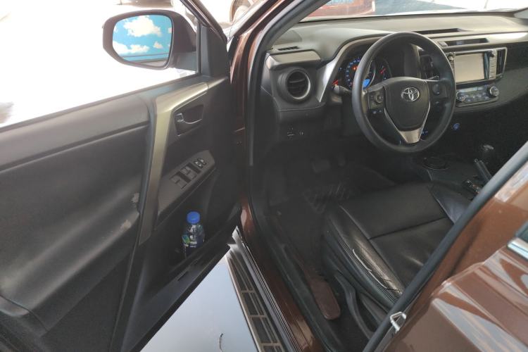 Used Toyota RAV4 2015 2.0L CVT Two-Wheel Drive Fashion Edition Driver Seat