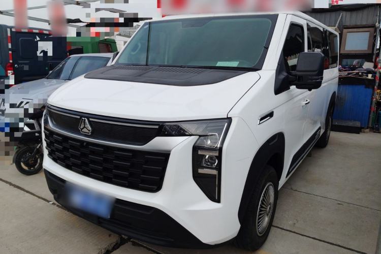 Used Sinotruk Pioneer V 2024 Multi-Function Edition 2.0T Automatic Mid-Roof Low-Profile