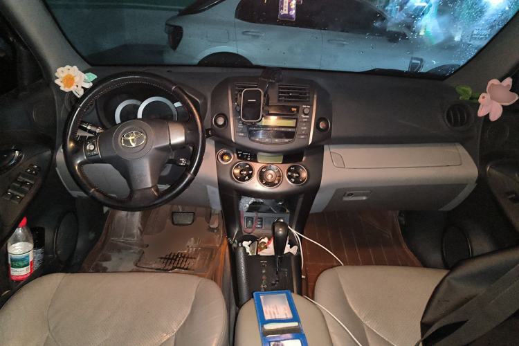 Used Toyota RAV4 2010 2.4L Automatic Deluxe Upgrade Edition Center Console