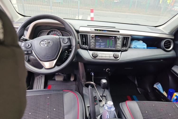 Used Toyota RAV4 2016 2.0L CVT Two-Wheel Drive Fashion Edition China V Standard
