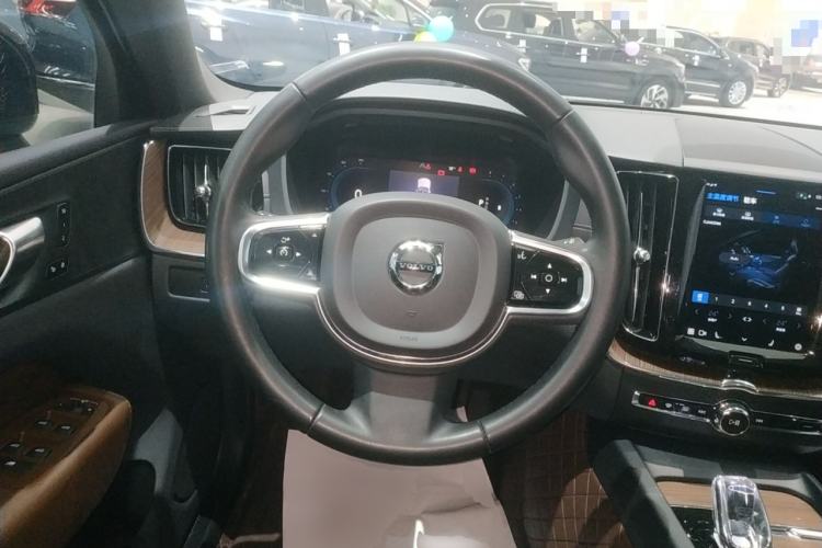 Used Volvo XC60 2023 B5 4x4 Smart Luxury Edition
