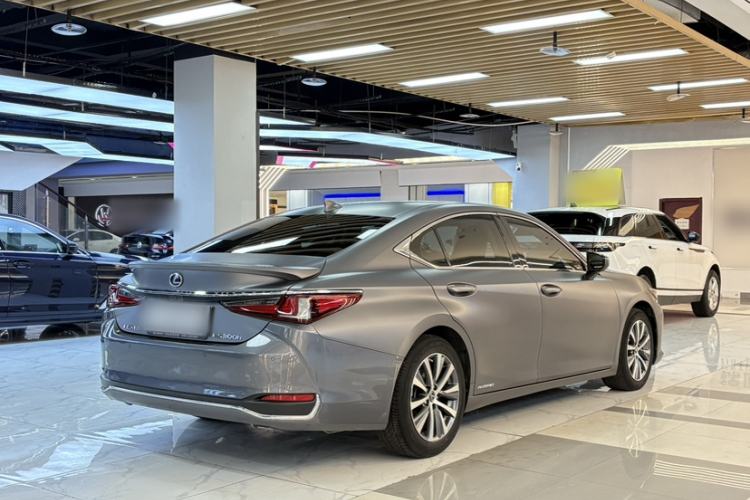 Used Lexus ES 2020 300h Premier Edition Exterior 3