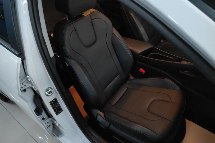 Used Hyundai Elantra 2023 1.5L CVT LUX Prestige Edition Right Front Seat