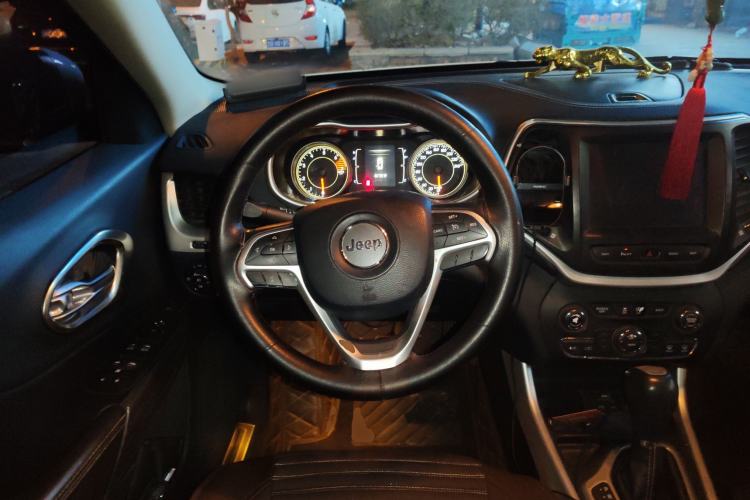 Used Jeep Cherokee 2016 2.4L Leading Smart Version
