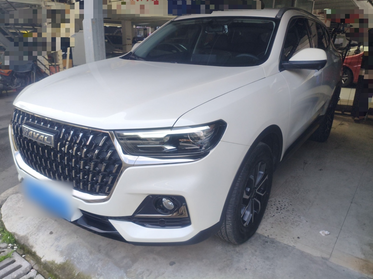 تحت مقدمة السيارة