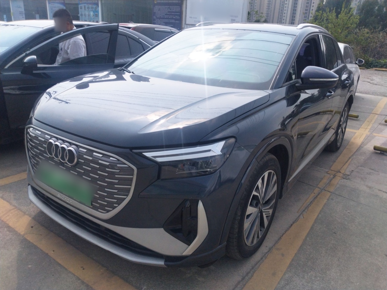 تحت مقدمة السيارة