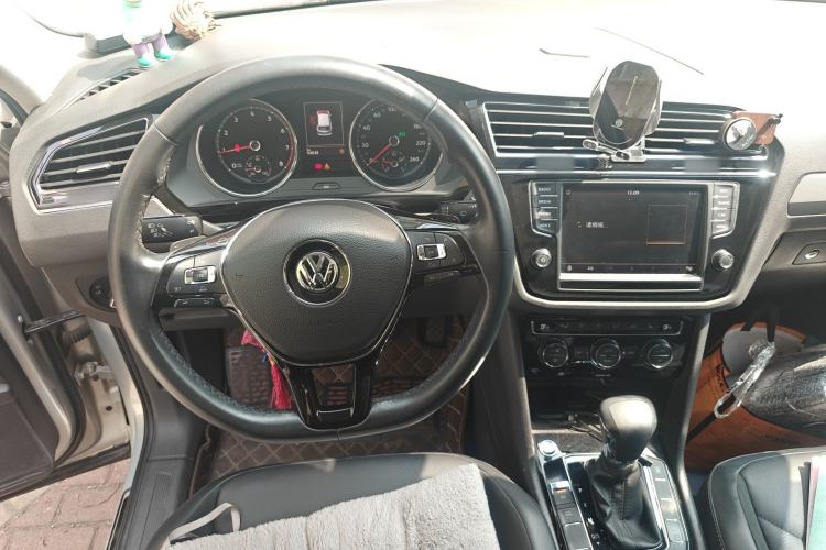 Used Volkswagen Tiguan L 2018 380TSI Automatic All-Wheel Drive Luxury Edition Steering Wheel