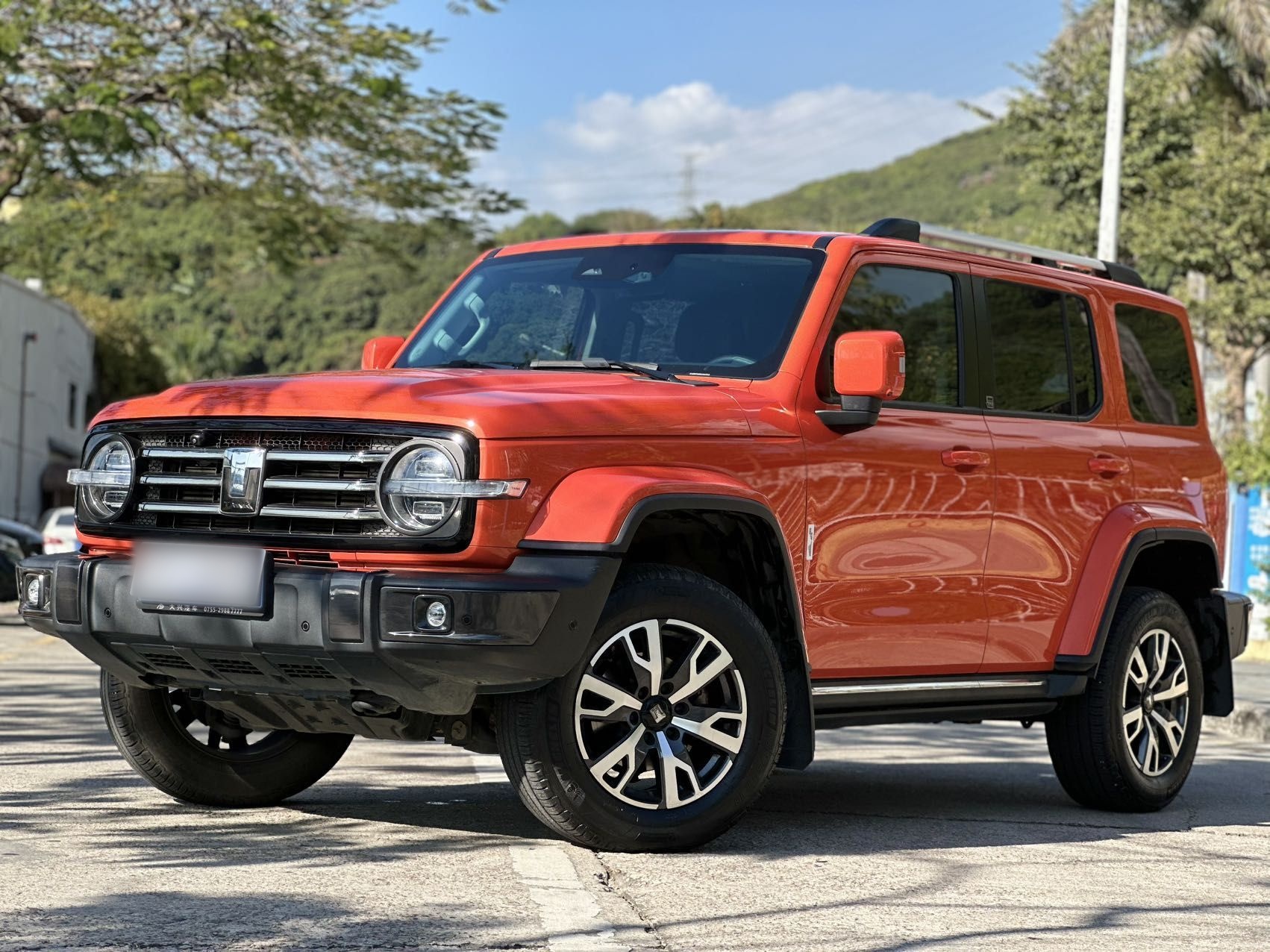 Под передней частью автомобиля