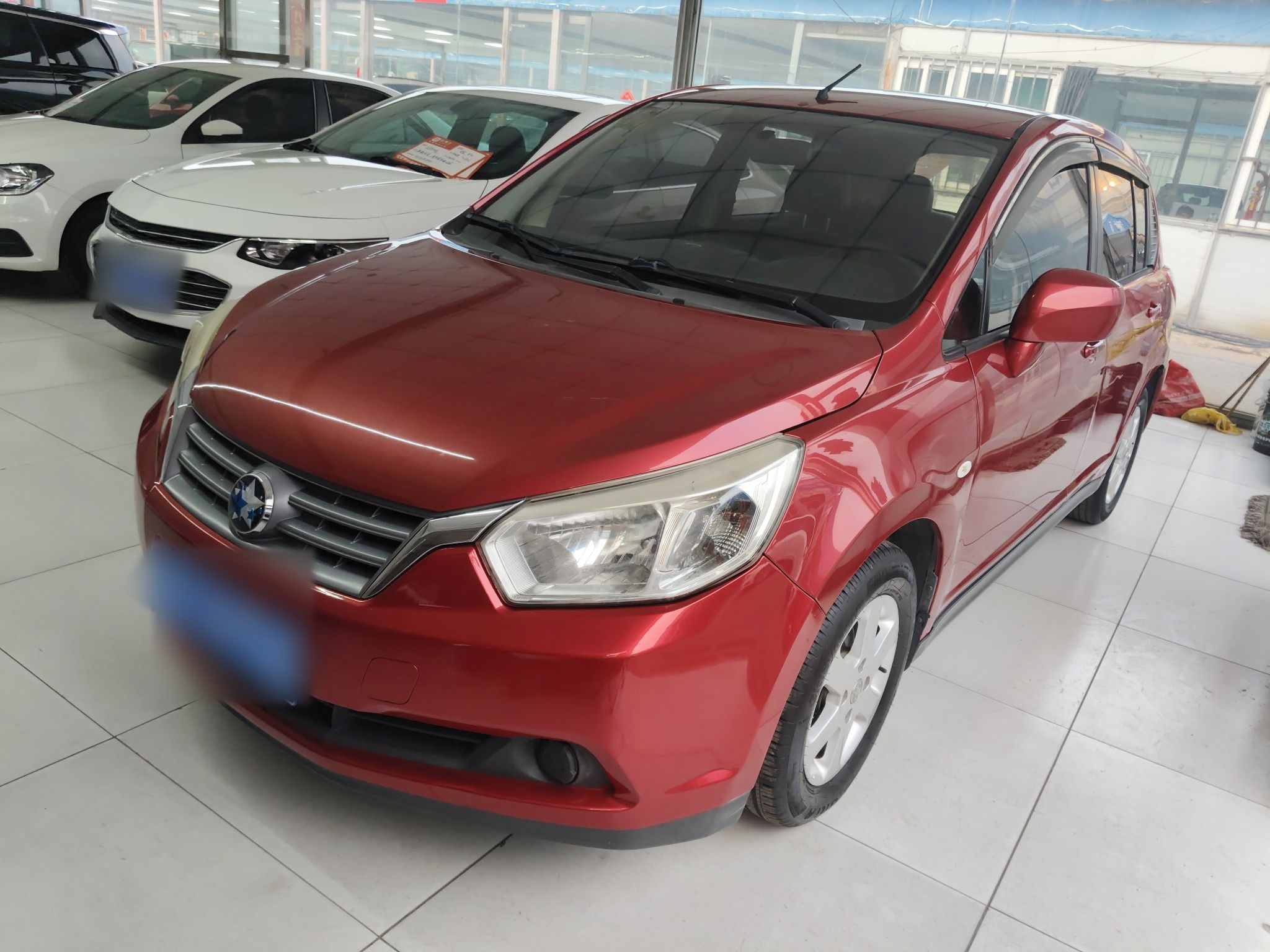 تحت مقدمة السيارة