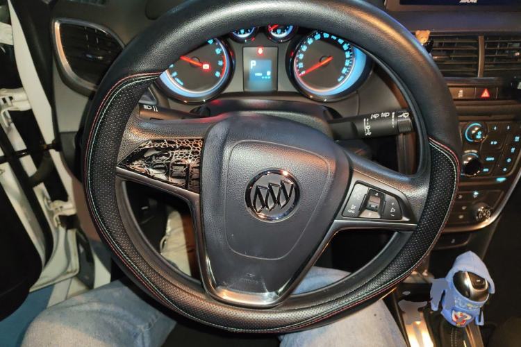 Used Buick Encore 2015 1.4T Automatic Two-Wheel Drive Urban Elite Version Steering Wheel