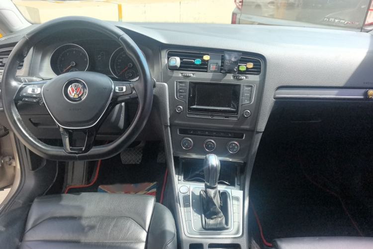 Used Volkswagen Golf 2016 230TSI Automatic Luxury Version Center Console