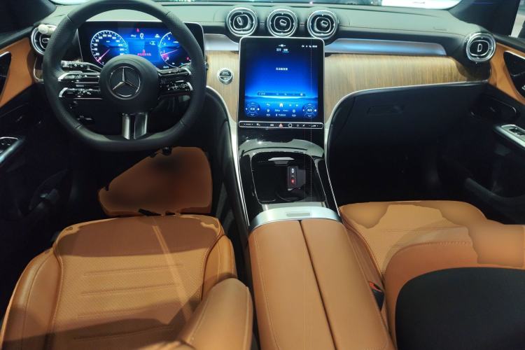 Used Mercedes-Benz GLC 2025 Refreshed GLC 300 L 4MATIC Dynamic Version 5 Seats Center Console