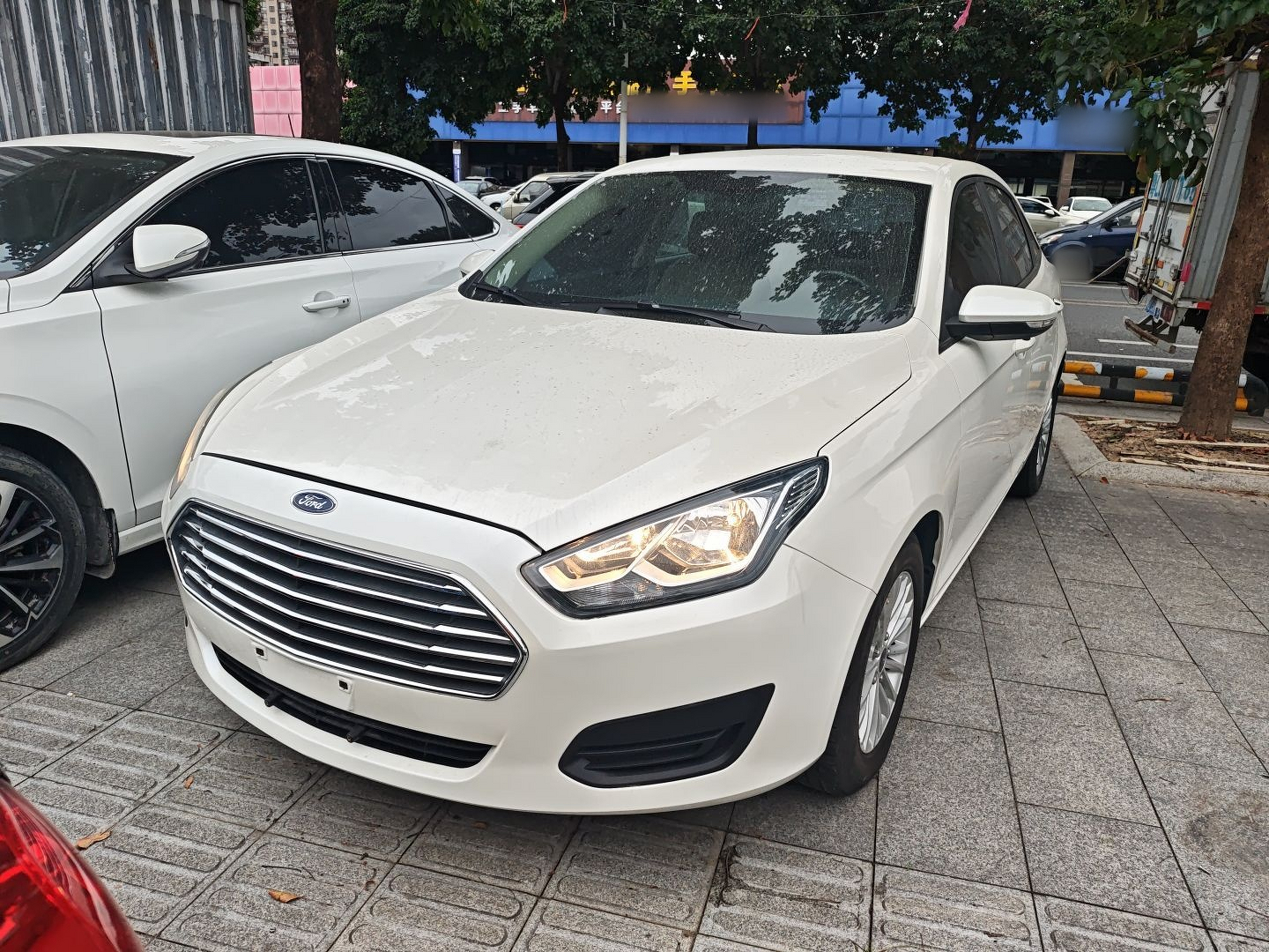 تحت مقدمة السيارة