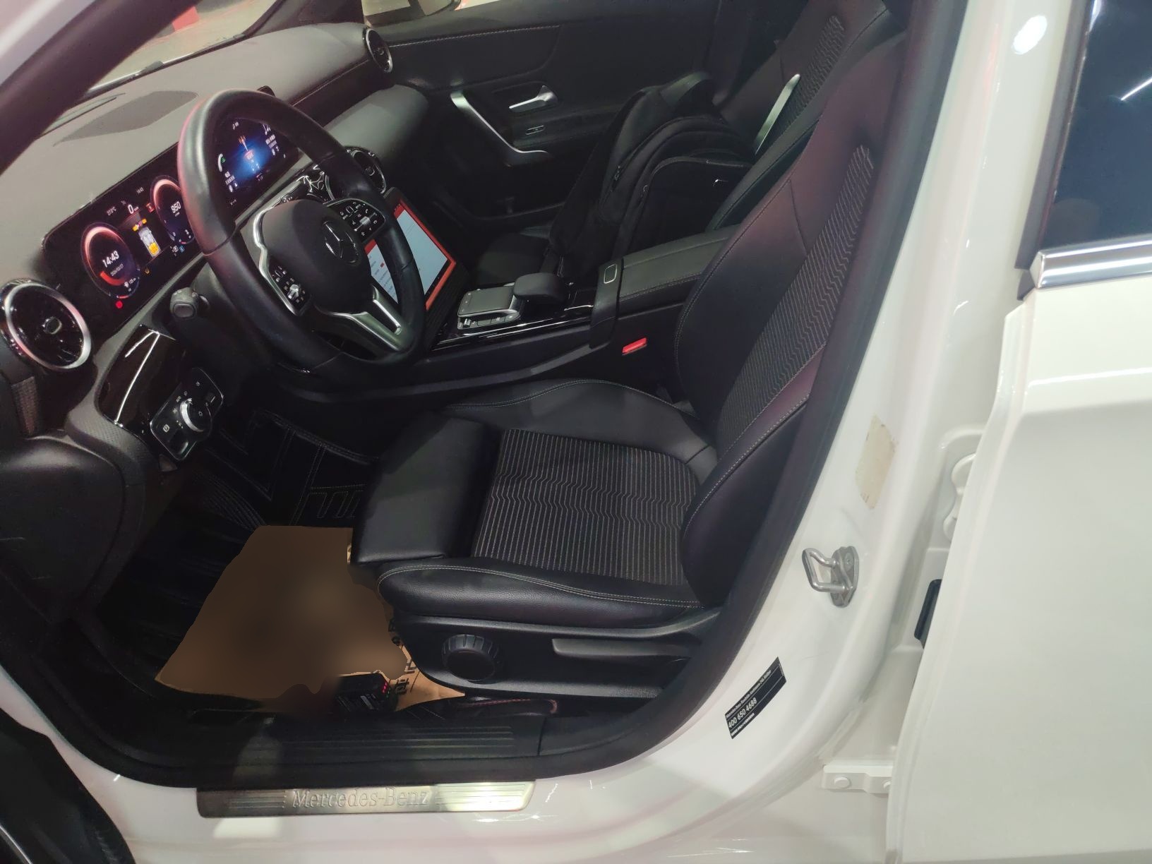 Переднее сиденье в автомобиле