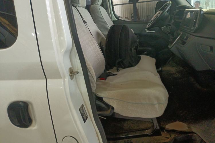 Used SAIC MAXUS Xintu V80 2023 2.0T Manual Classic Aoyuntong Short Wheelbase Ultra-Low Roof 7/8/9-Seater
