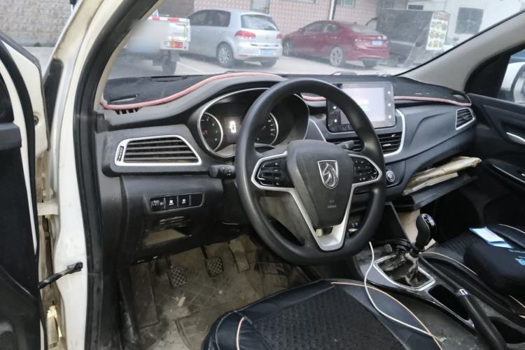 Used Baojun 730 2019 1.5L Manual Fashion Model 7-seater National V Center Console