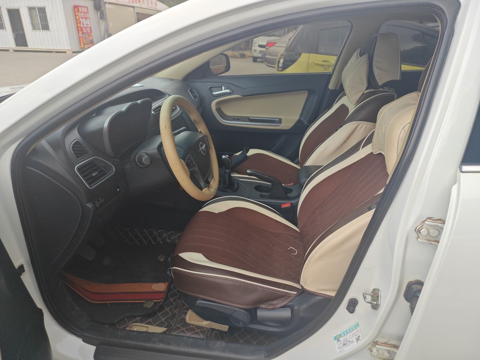 المقاعد الأمامية داخل السيارة