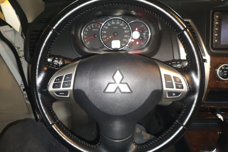 Used Mitsubishi Pajero Sport 2013 3.0L Automatic 4x4 Flagship Edition Steering Wheel