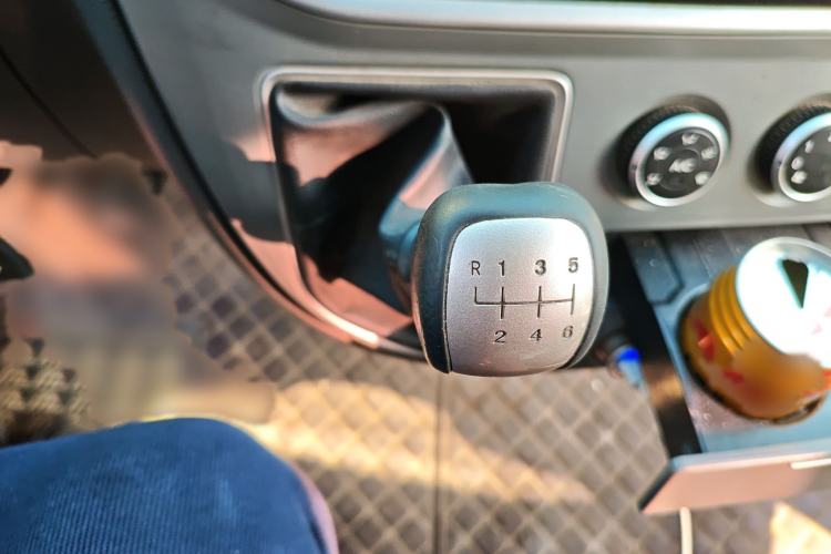 Used SAIC MAXUS Xintu V80 2019 2.5T Classic Edition 6-Speed Manual – Aoyuntong Modified Version Short Wheelbase Mid-Height Roof 5/6 Seats
