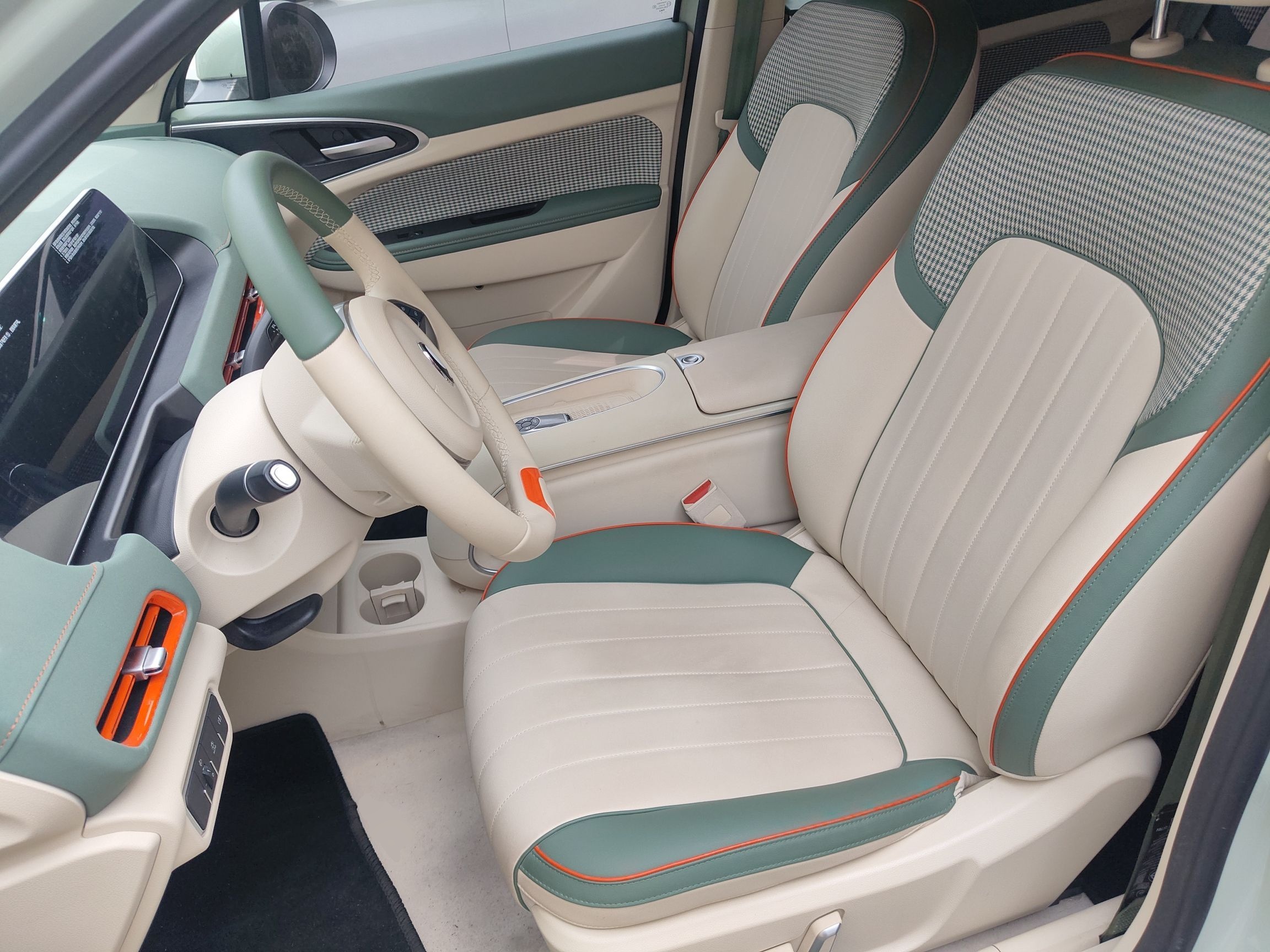 المقاعد الأمامية داخل السيارة