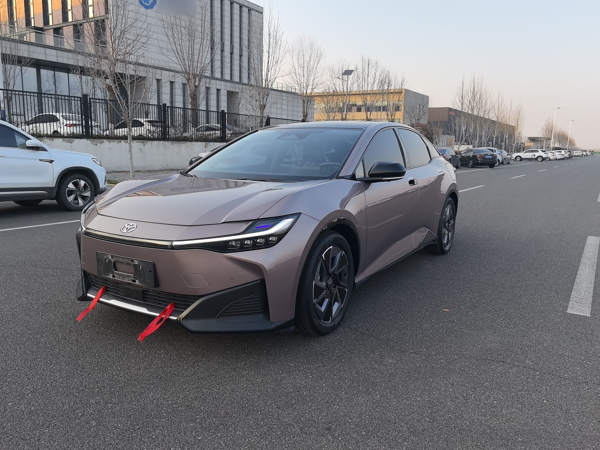 تحت مقدمة السيارة