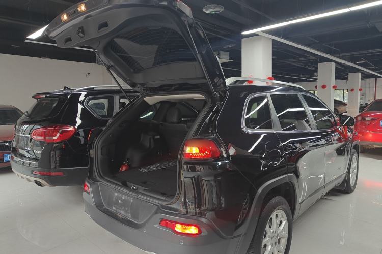 Used Jeep Cherokee 2017 2.0L Superior Edition
