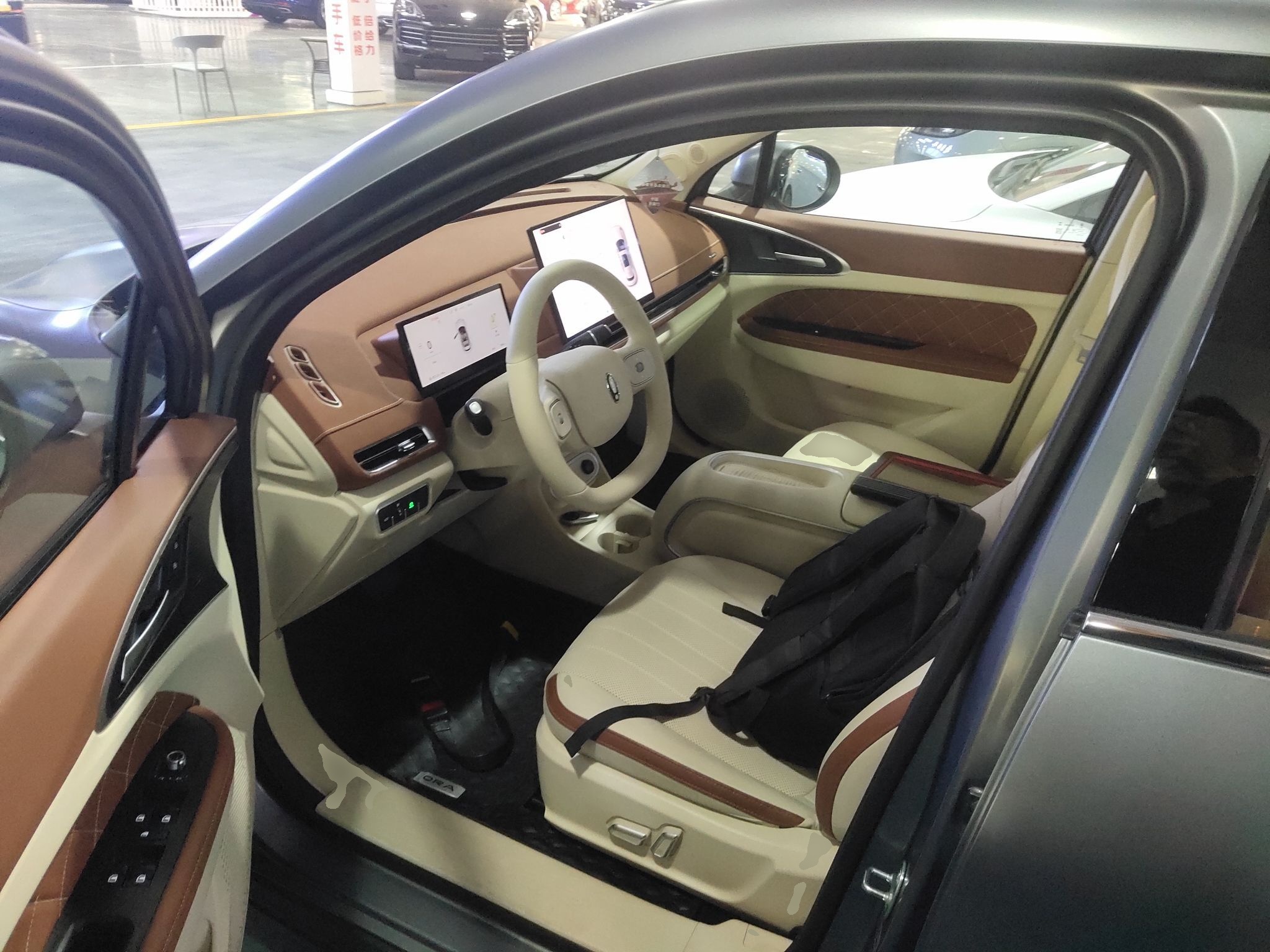 Переднее сиденье в автомобиле