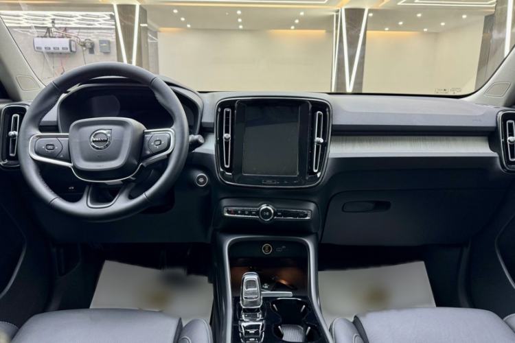 Used Volvo XC40 2024 B4 4x4 Smart Luxury Edition
