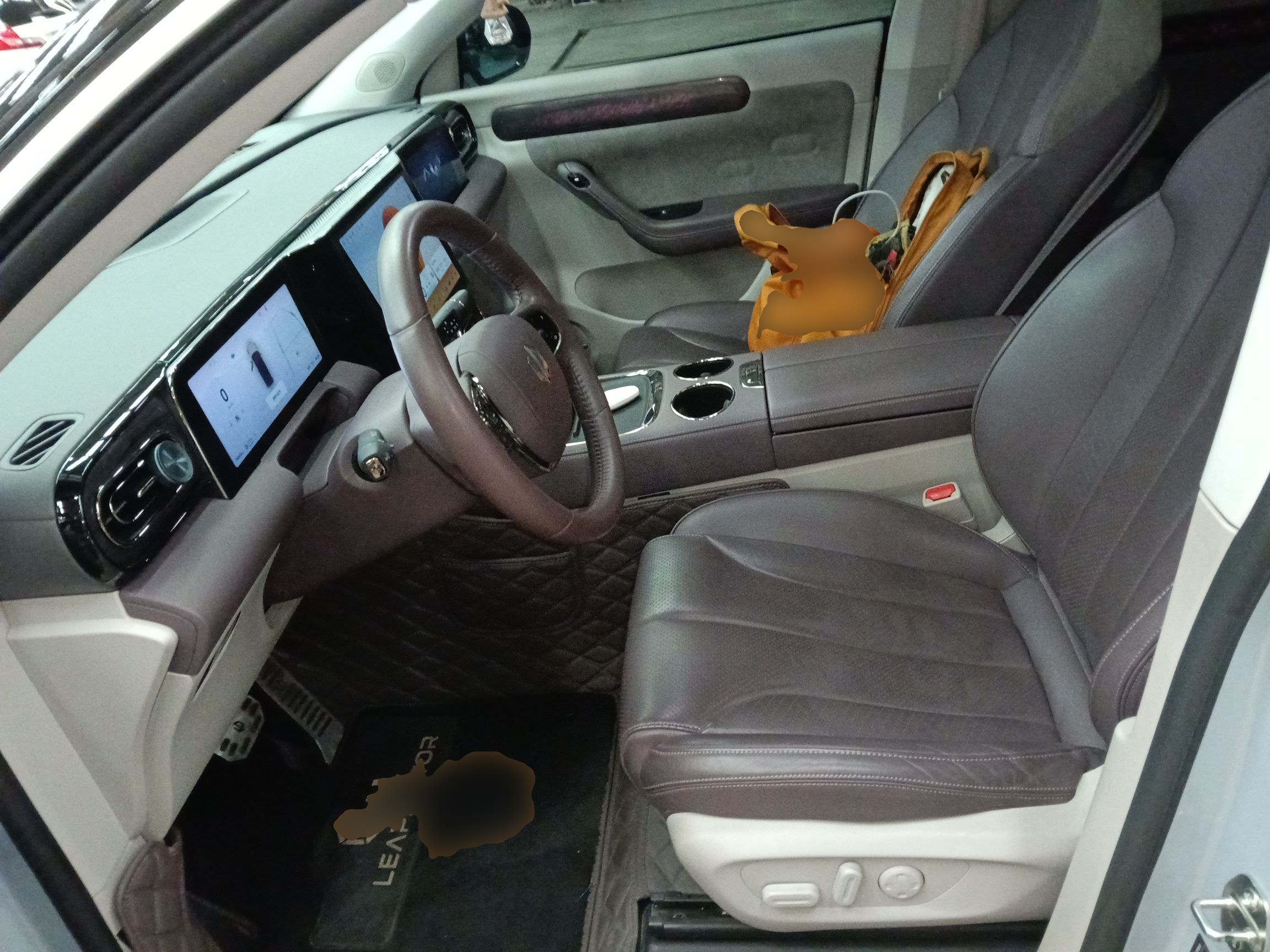 المقاعد الأمامية داخل السيارة