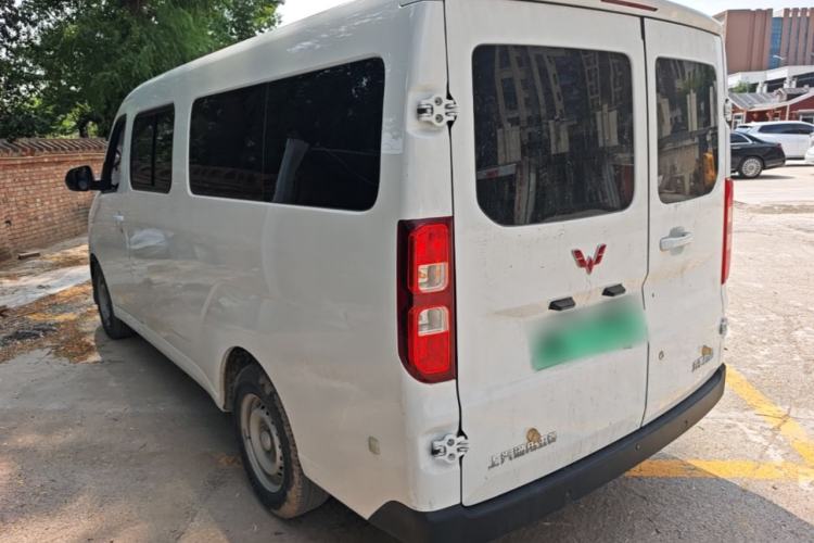 Used Wuling Yangguang 2024 300KM Comfort Version Passenger Van 75kW