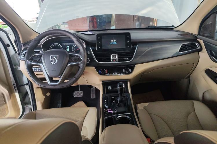 Used Baojun 730 2017 1.8L iAMT Prestige Version 7 Seats Center Console