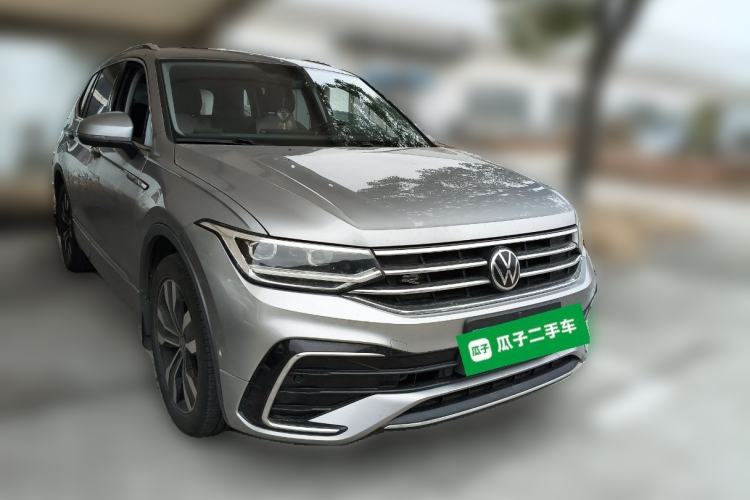 Used Volkswagen Tiguan L 2022 380TSI Automatic All-Wheel Drive R-Line Enhanced Comfort 7-Seater Front Right 45 Deg