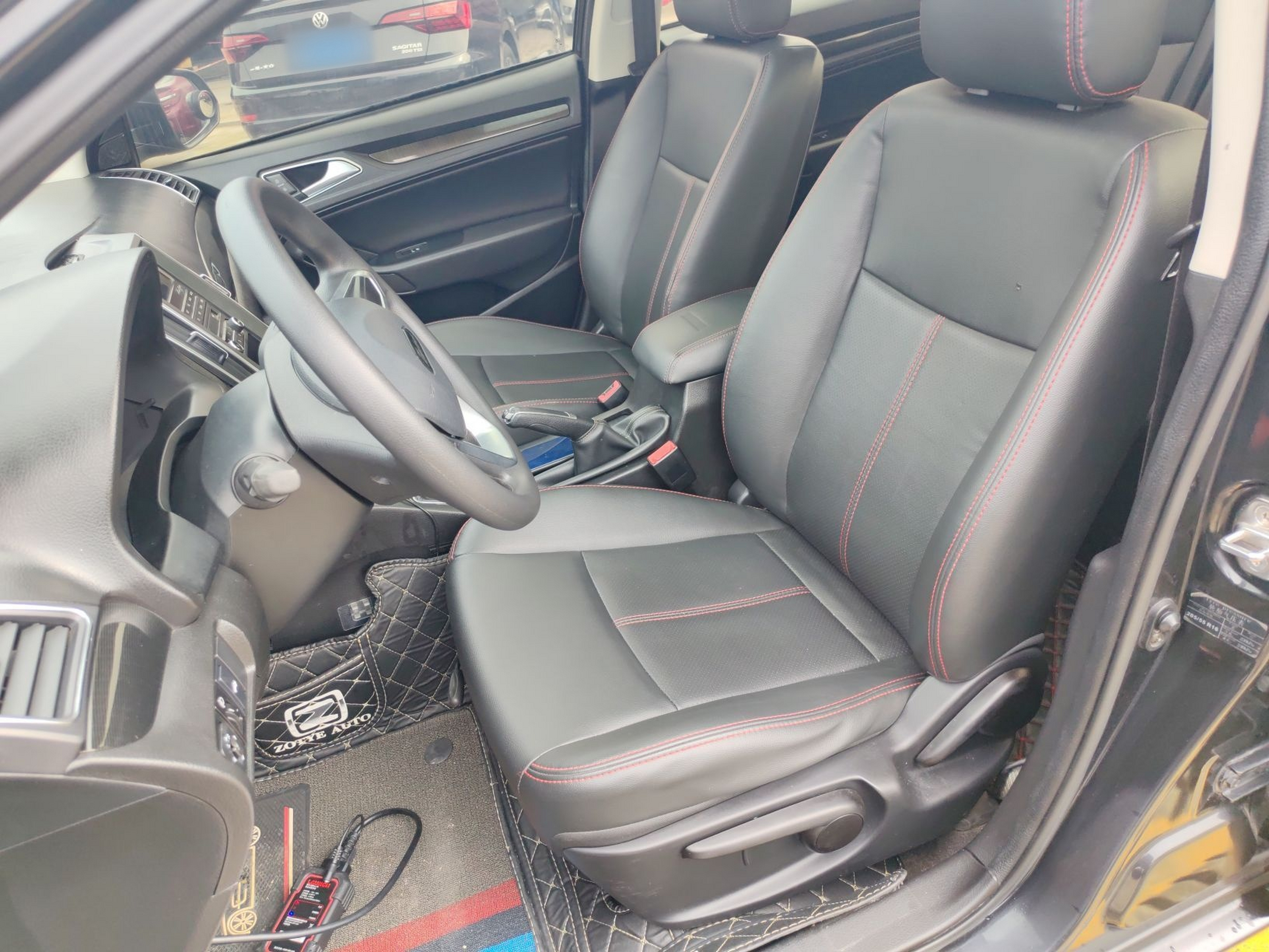 المقاعد الأمامية داخل السيارة