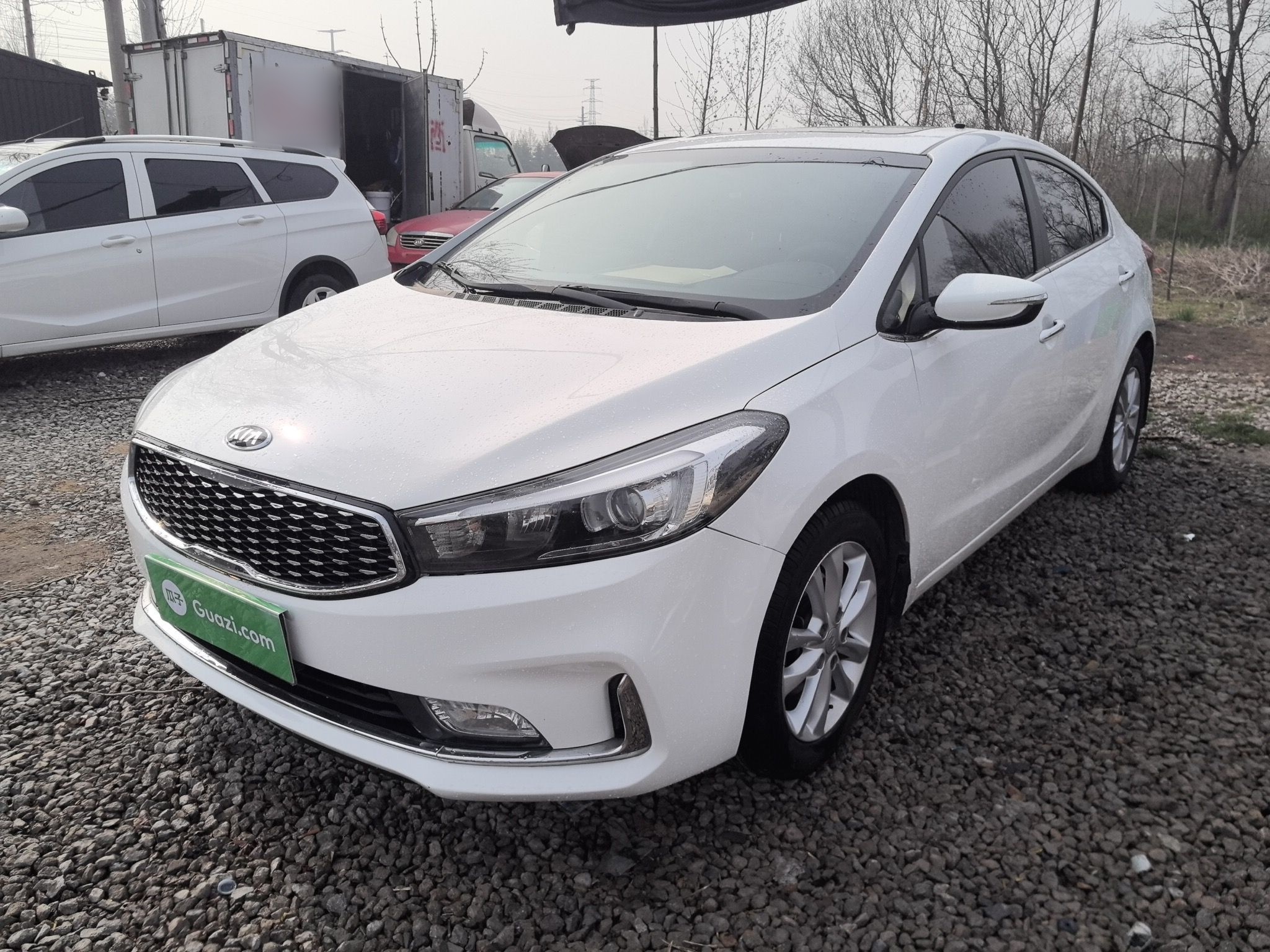 تحت مقدمة السيارة