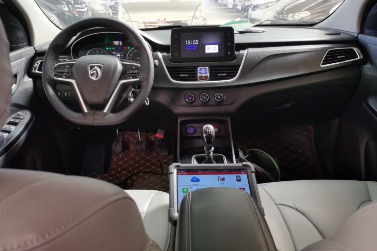 Used Baojun 730 2019 1.5L Manual Fashion Model 7-seater China VI Center Console