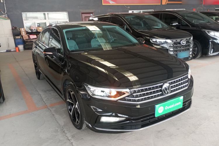 Used Volkswagen Magotan 2023 2 Million Units Limited Edition 330TSI DSG Leading Version Front Right 45 Deg