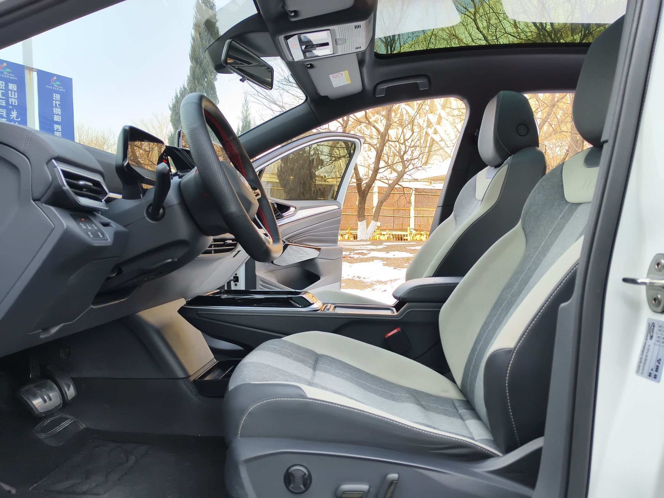 المقاعد الأمامية داخل السيارة