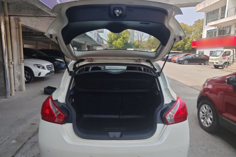 Used Nissan Tiida 2014 1.6L CVT Cool Cafe Edition
