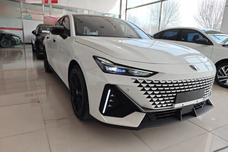 Used CHANGAN UNI-V 2022 1.5T Prestige Version Front Right 45 Deg