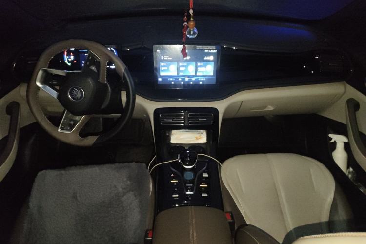 Used BYD Qin PLUS 2024 HONOR Edition DM-i 55KM Leading Model Center Console