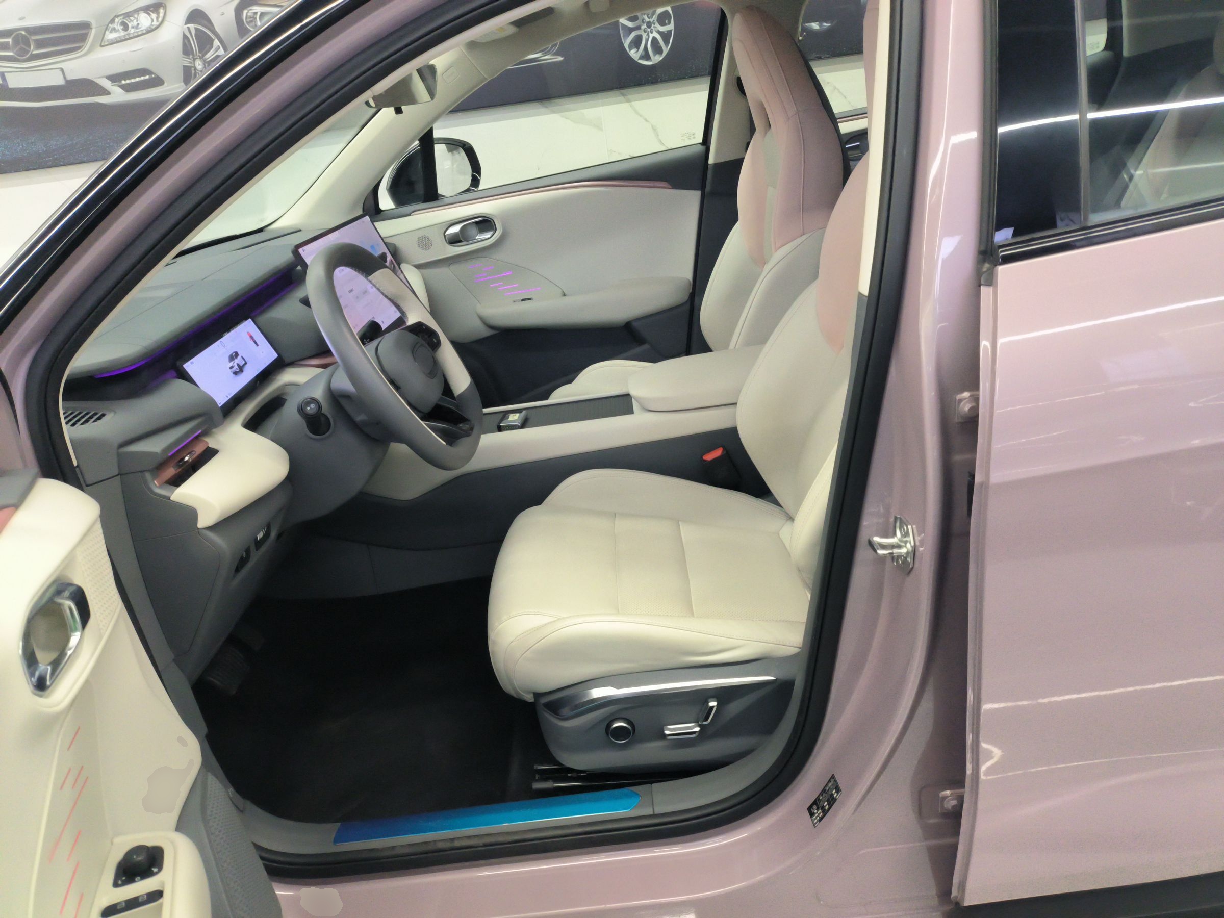 المقاعد الأمامية داخل السيارة