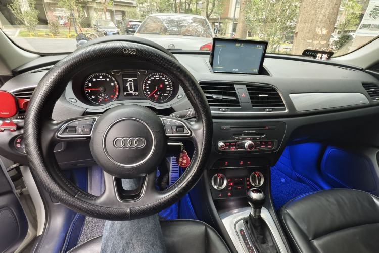 Used Audi Q3 2015 35 TFSI Comfort Model Center Console