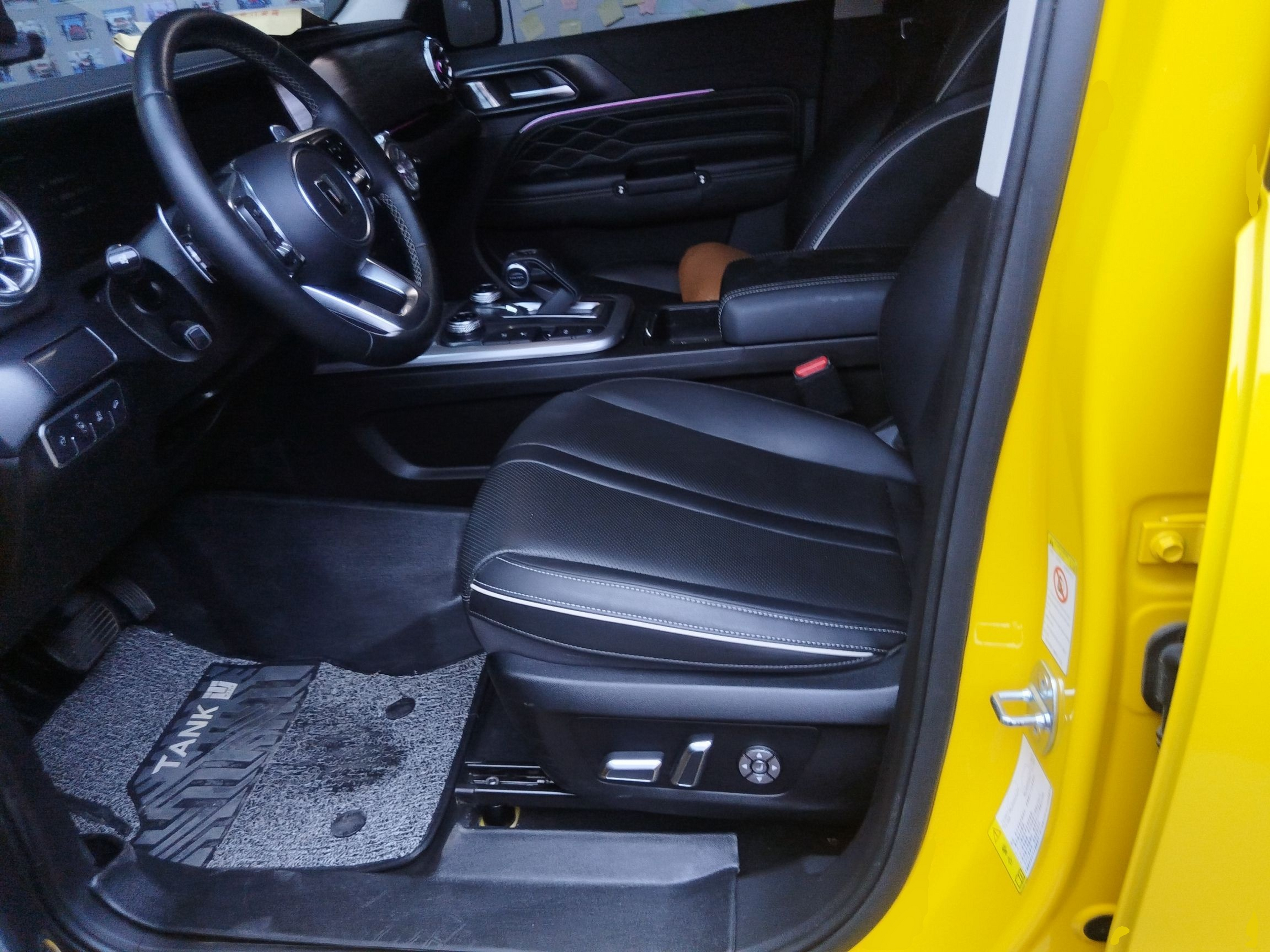 المقاعد الأمامية داخل السيارة