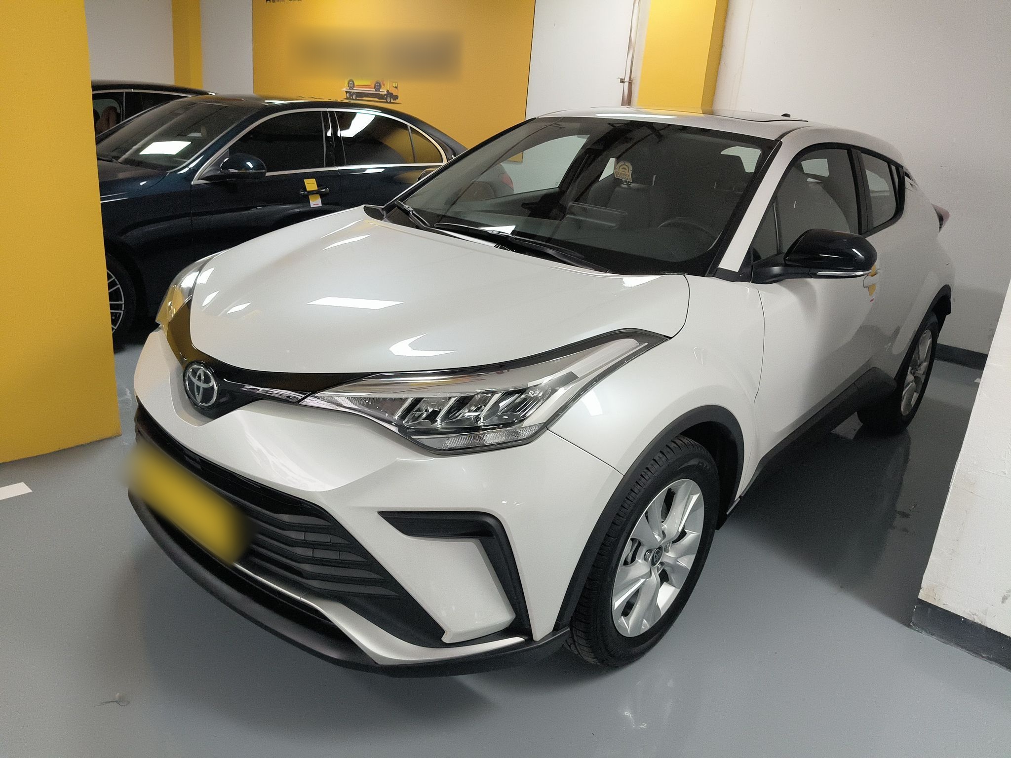 تحت مقدمة السيارة