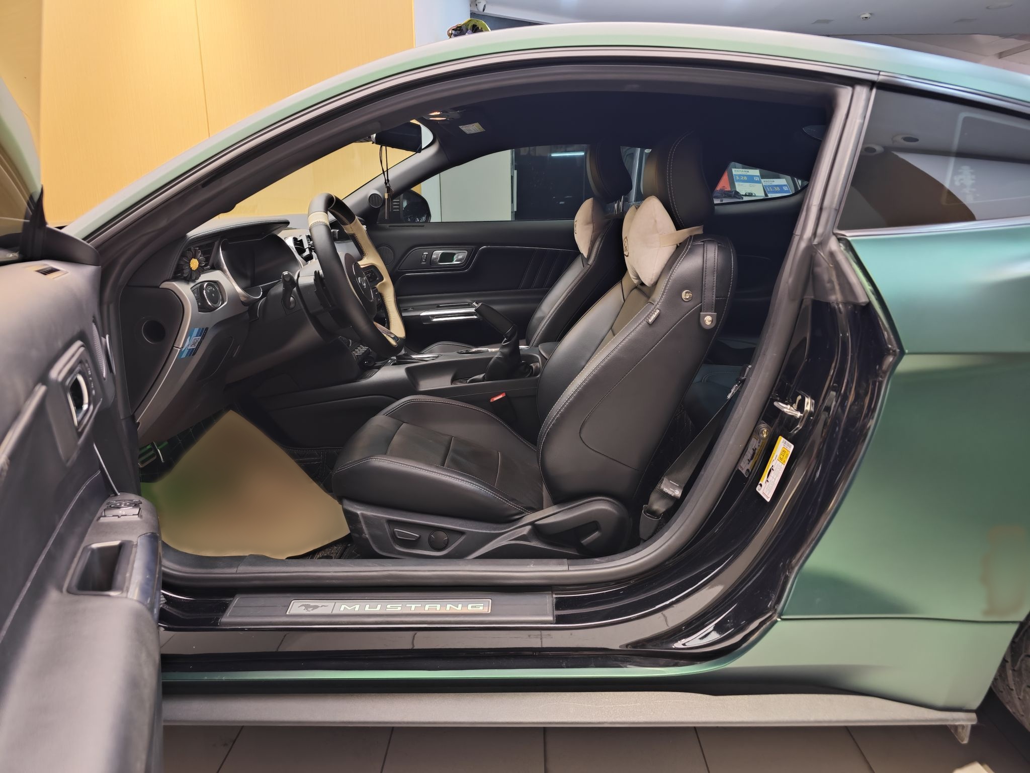 المقاعد الأمامية داخل السيارة