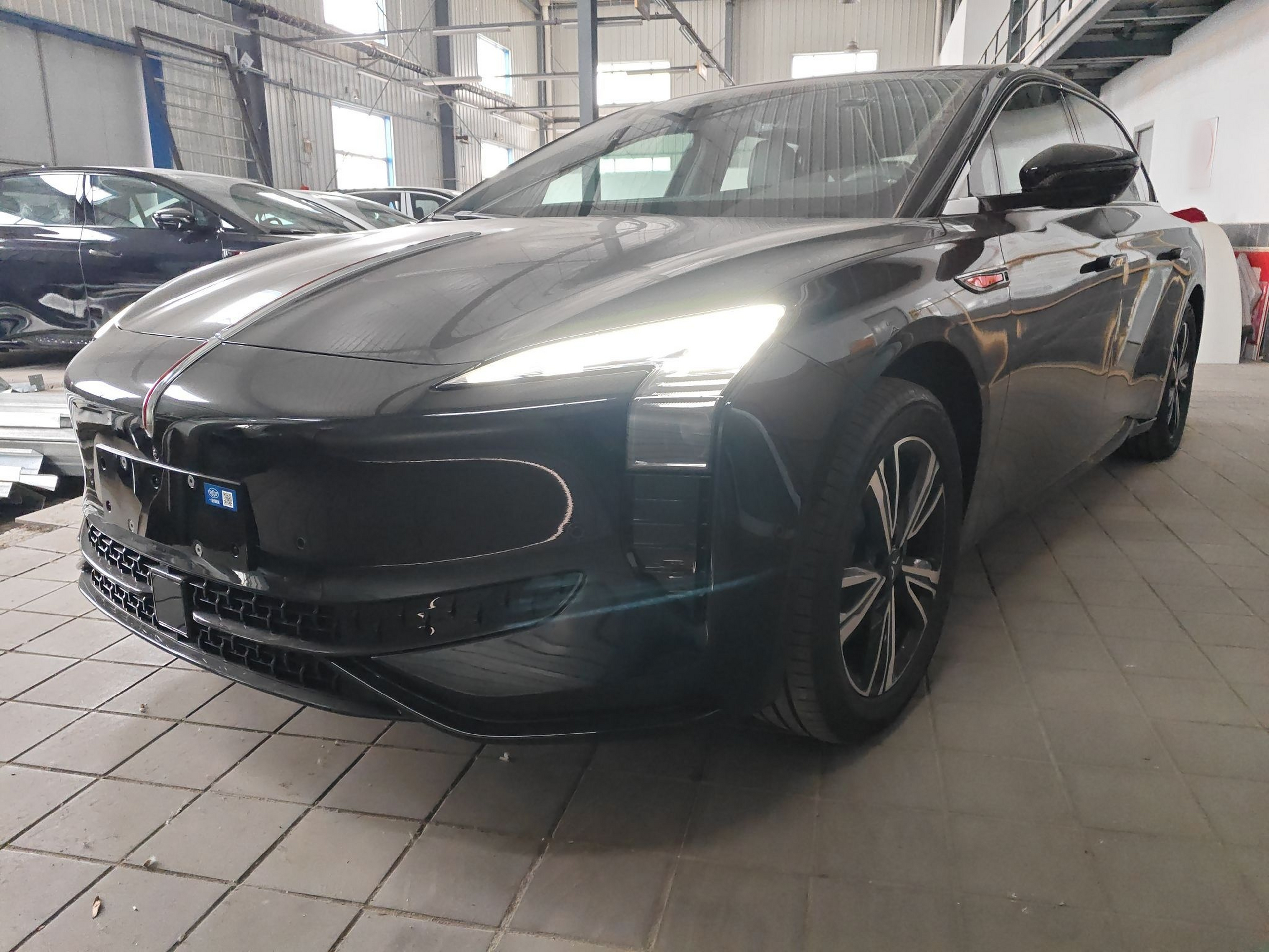 Под передней частью автомобиля