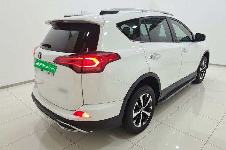 Used Toyota RAV4 2016 2.0L CVT Two-Wheel Drive Fashion Edition China V Standard
