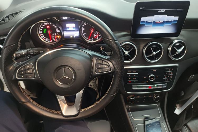 Used Mercedes-Benz GLA 2018 GLA 200 Sport Edition Center Console