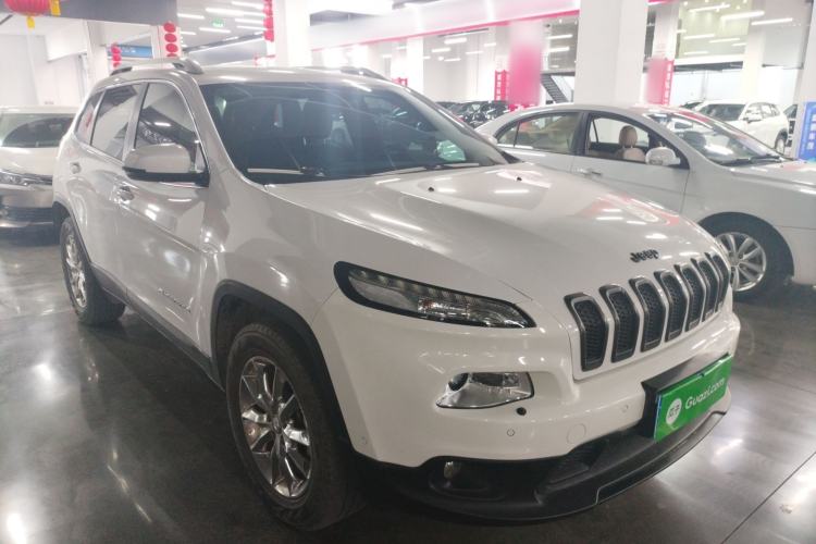 Used Jeep Cherokee 2016 2.4L Superior Edition Front Right 45 Deg